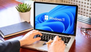在 Apple MacBook 筆記本電腦上運行的 Microsoft Windows 11。