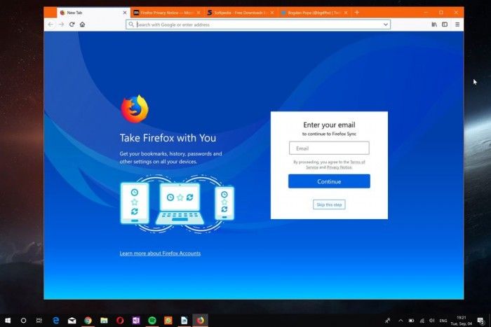 Mozilla今日面向所有支持的桌面平臺發(fā)布了Firefox 62正式版，雖然舊版本目前仍未開放升級通道，但心急的用戶可以前往服務(wù)器下載最新版本。新版Firefox強(qiáng)化了同步功能，允許用戶斷開服務(wù)移除收藏夾、訪問歷史、密碼、cookies和緩存等數(shù)據(jù)。   此外，在“漢堡”菜單中新增了追蹤保護(hù)的開關(guān)，在 開發(fā) 者工具中引入了三個面板的窗口查看器。對于普通用戶來說，最為重要的改進(jìn)是新標(biāo)簽的配置，自該版本開始新標(biāo)簽頁可以配置顯示熱門 網(wǎng)站 、高亮、Pocket數(shù)據(jù)，以及選擇多少行數(shù)據(jù)顯示等等。   新版本中最為實(shí)用的改進(jìn)是位于地址欄右側(cè)的“ Clear Site Data and Cookies”選項(xiàng)，能允許用戶為已經(jīng)加載的網(wǎng)站刪除數(shù)據(jù)。這意味著該頁面的數(shù)據(jù)能夠輕松刪除，而不需要清除整個瀏覽會話。